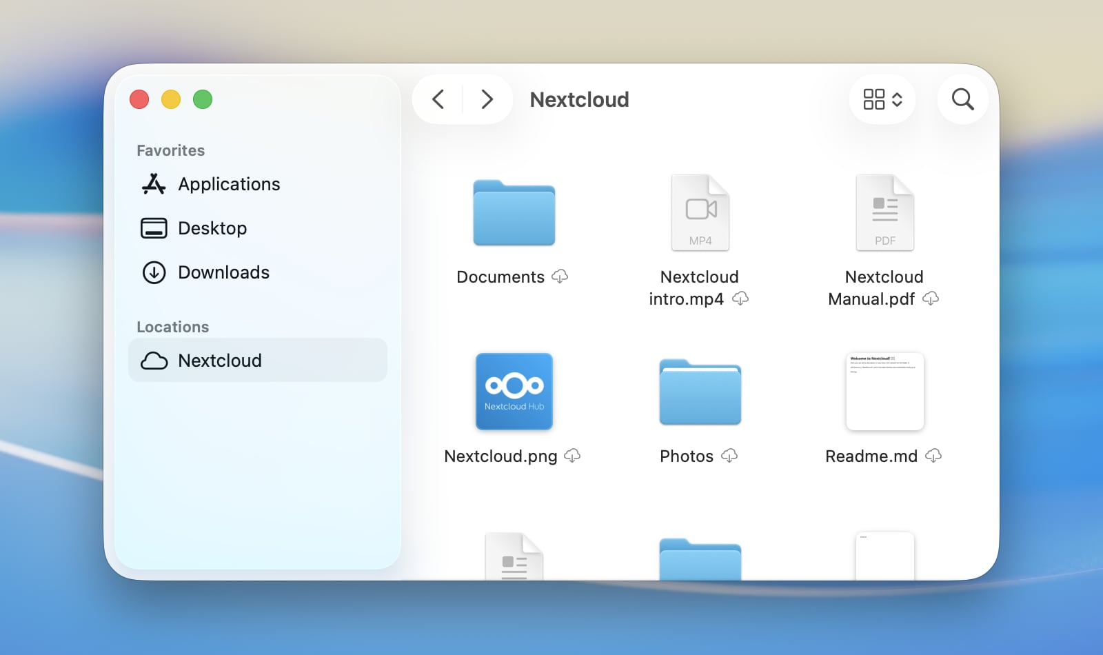 Finder kenar çubuğunda Konumlar altında Nextcloud; dosyaların yanındaki bulut simgesi henüz indirilmediklerini gösterir